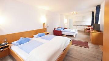 Vierbettzimmer, 1 Queen-Bett und Schlafsofa, Nichtraucher | Allergikerbettwaren, Zimmersafe, Schreibtisch, Bügeleisen/Bügelbrett