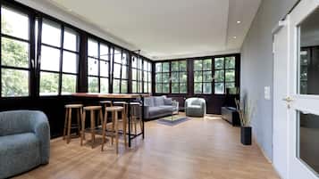 Lobby-lounge