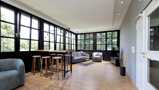 Lobby lounge