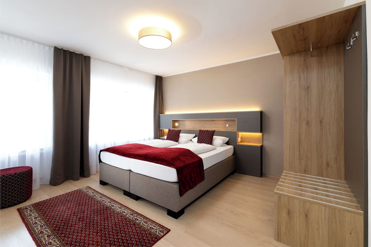 Double Room | Hypo-allergenic bedding available, in-room safe, desk