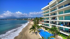 Plage, chaises longues, serviettes de plage