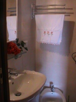 Double Room | Bathroom | Shower, free toiletries, towels - Agriturismo Il Montale (Mulazzo)