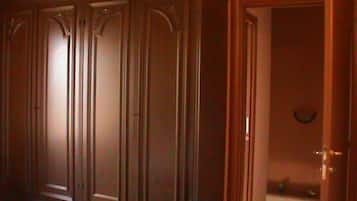 Apartment, 1 Bedroom (4 adults) | Katil lipat simpan/tambahan, Wi-fi percuma, cadar katil