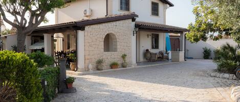 المنشأة من الخارج