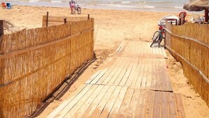 A wooden boardwalk leading to a sandy beach with a clear view of the ocean. - Stylish Sicilian Villa with private pool near the Beach. (ispica)