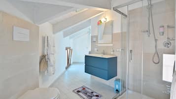 Family Apartment, Private Bathroom, Sea View (leucosia) | Bathroom