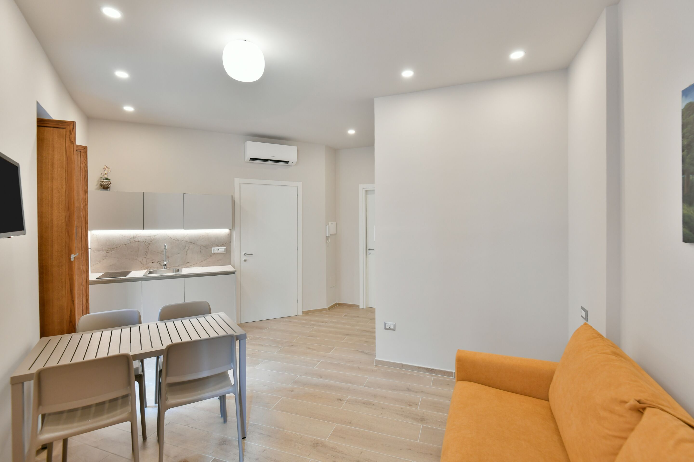 Un appartement moderne comprenant un coin repas, une cuisine et un espace de vie.