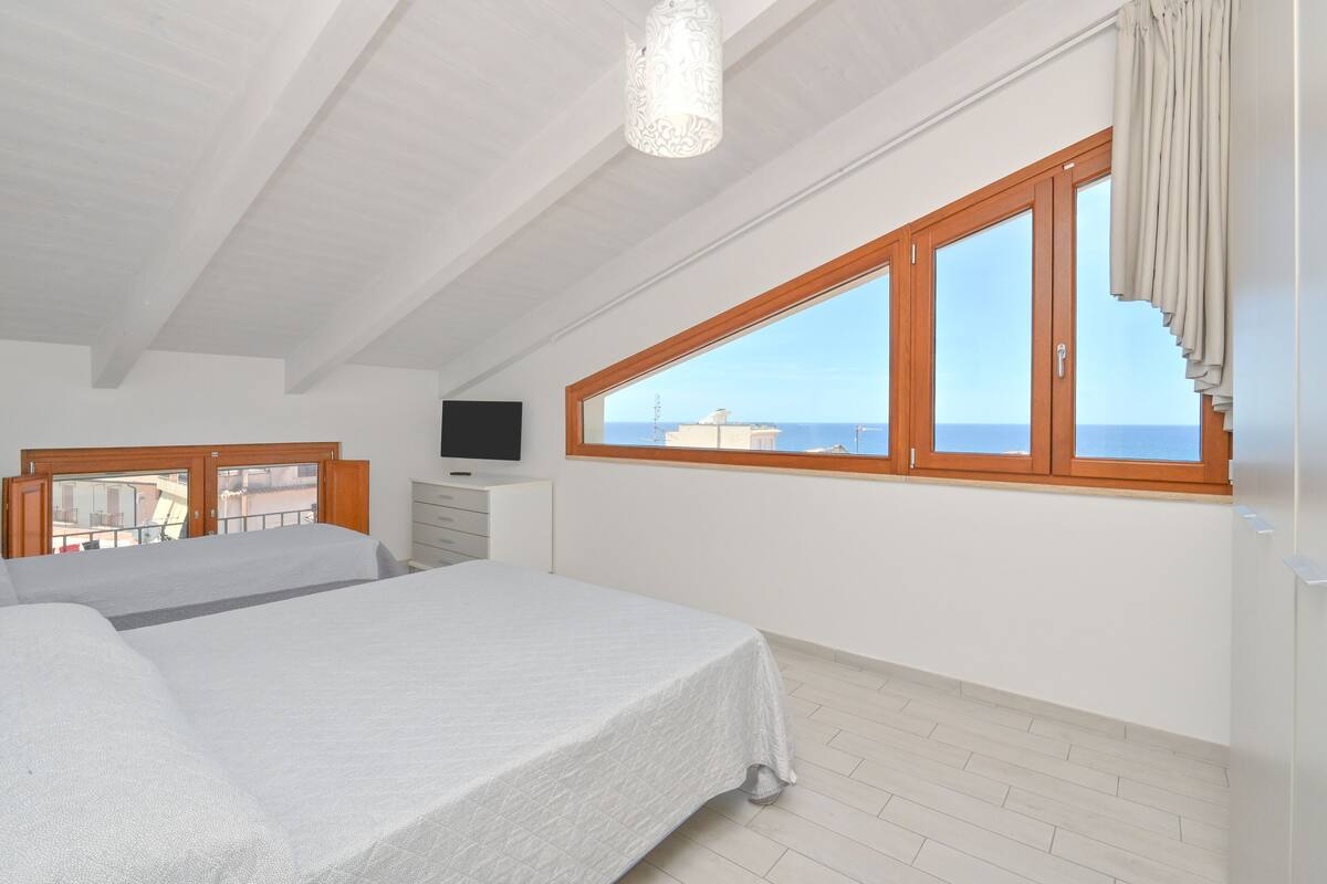 Family Apartment, Private Bathroom, Sea View (leucosia)