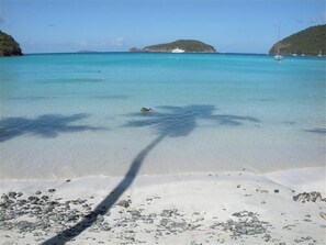 Sun-loungers, beach towels - Quaint Studio Cottage with private pool overlooking beautiful Coral Bay (Coral Bay)