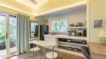 Refrigerador, parrilla de estufa, cafetera y tetera y tetera eléctrica