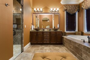 Bathtub, jetted tub, hair dryer, towels - The Princess Palmilla (Kissimmee)