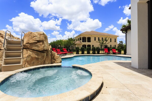 Alberca al aire libre y alberca climatizada