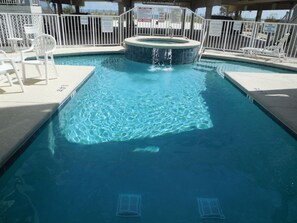 Piscina all'aperto, una piscina riscaldata