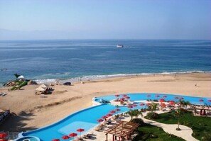En la playa, camastros y toallas de playa