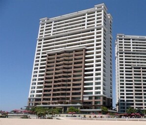 Exterior - Puerto Vallarta Grand Venetian 2.5 Bd Beachfront Luxury Condo Rental (Puerto Vallarta)