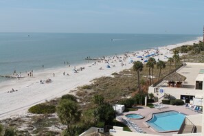 Aan het strand, ligstoelen aan het strand, strandlakens