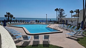 Lämmitetty uima-allas