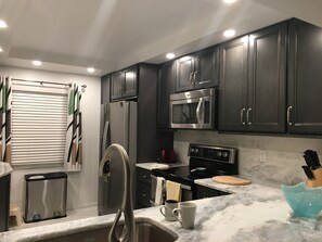 Jääkaappi, mikroaaltouuni, uuni, liesi