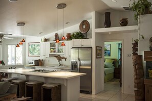 Kjøleskap, mikrobølgeovn, ovn og kokeplater