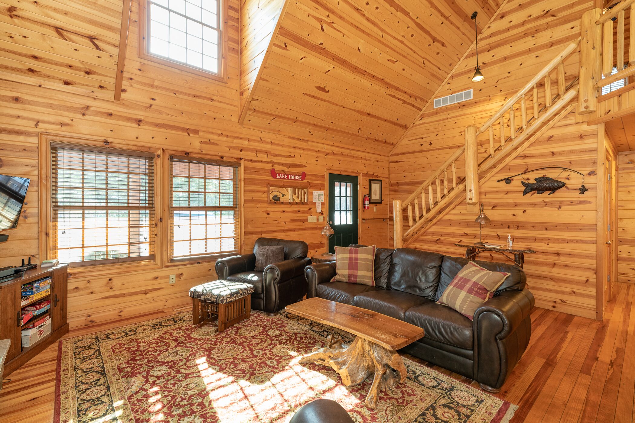 Our Get Aweigh - Cabin Retreat - private hot tub - community pool - Goshorn Lake Access