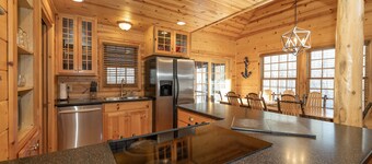 Our Get Aweigh! Cabin Retreat, private hot tub, community pool - Goshorn Lake Access