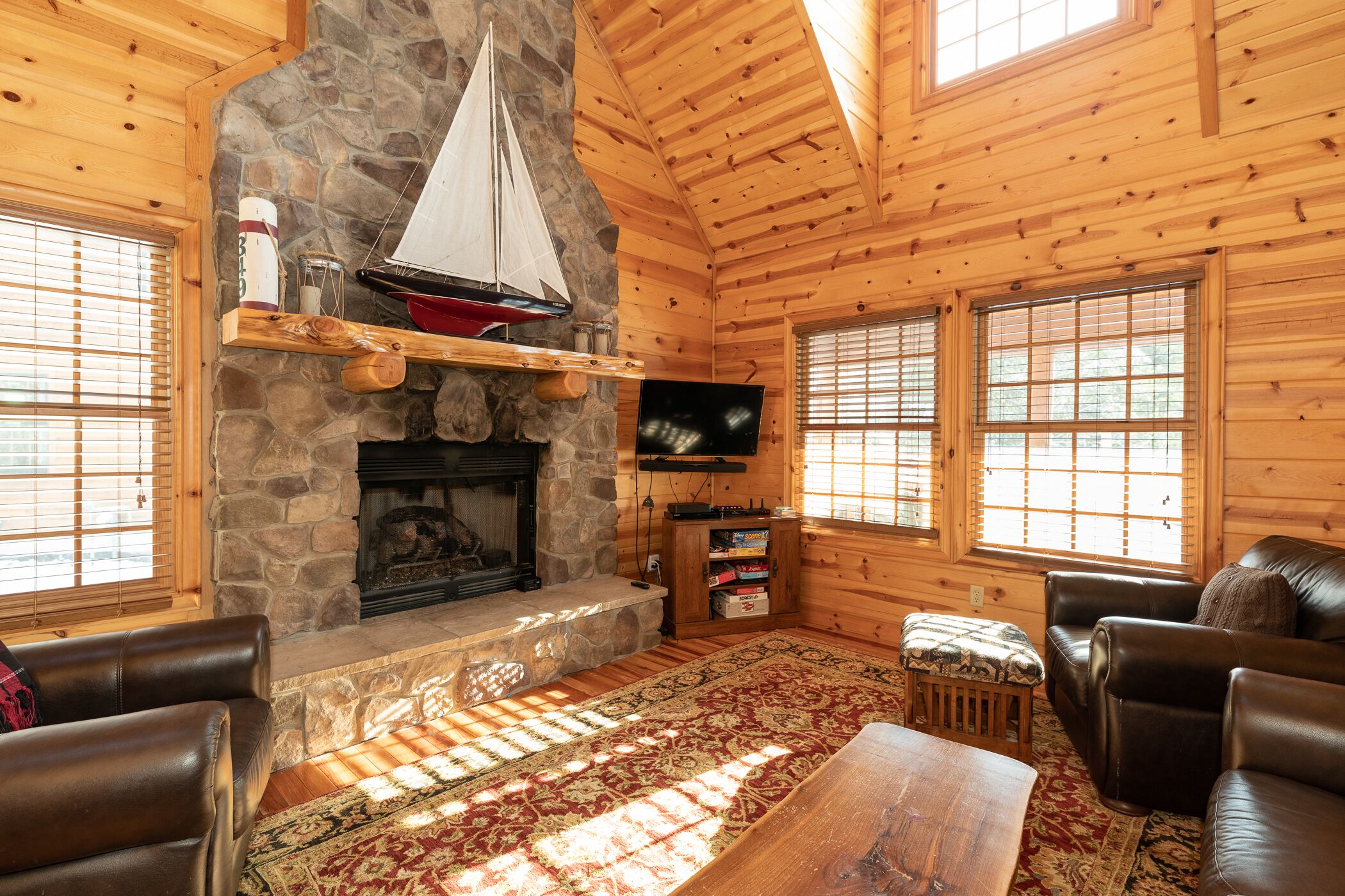 TV, peis, DVD-spiller og bøker