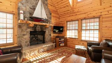 TV, peis, DVD-spiller og bøker