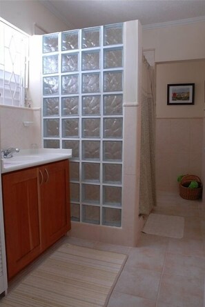 Dusche, Handtücher, Seife, Toilettenpapier