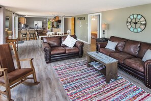 Una televisión, libros, un reproductor estéreo