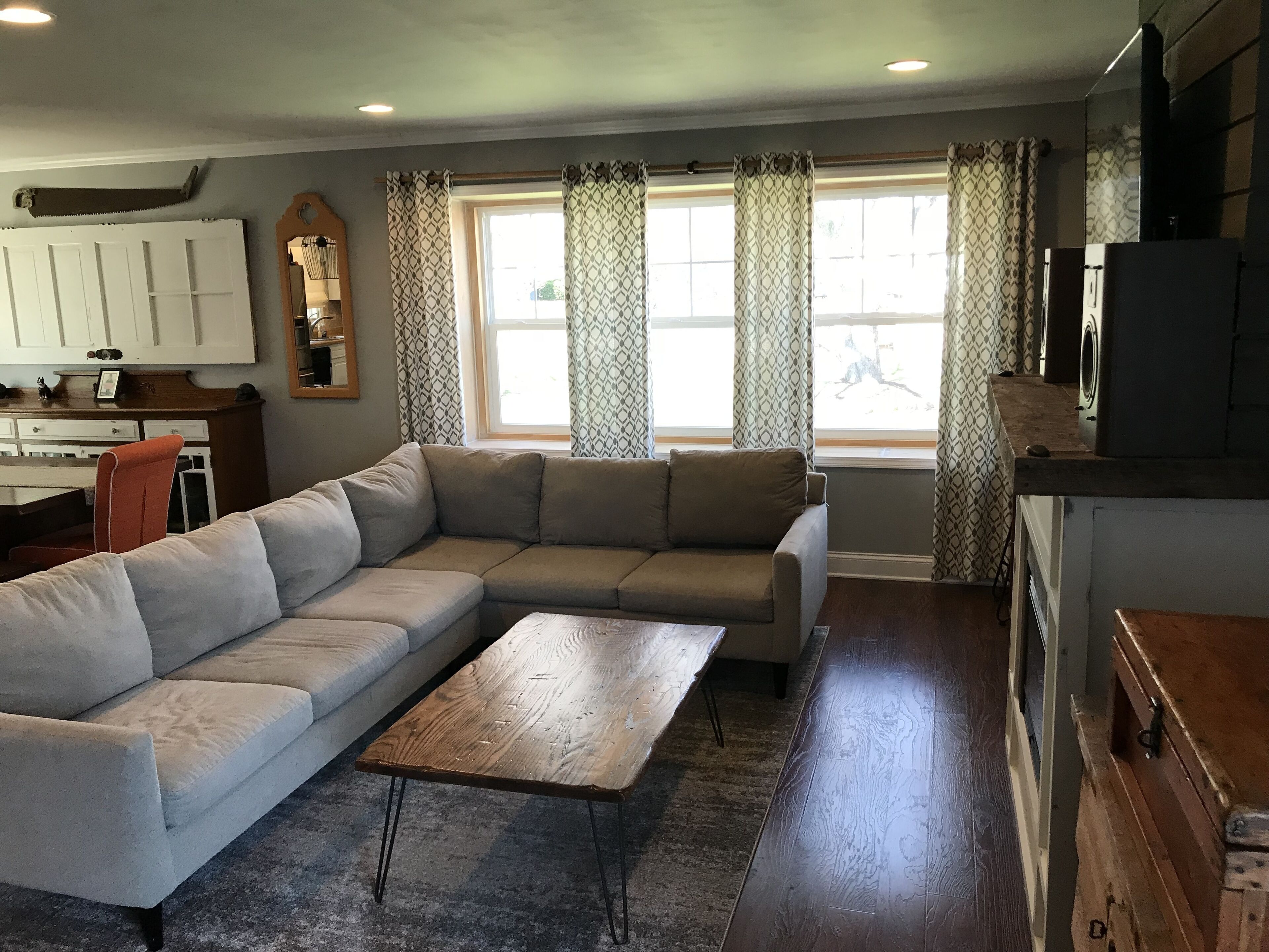 Adorable home near downtown Wheaton no up-charge for additional guests.