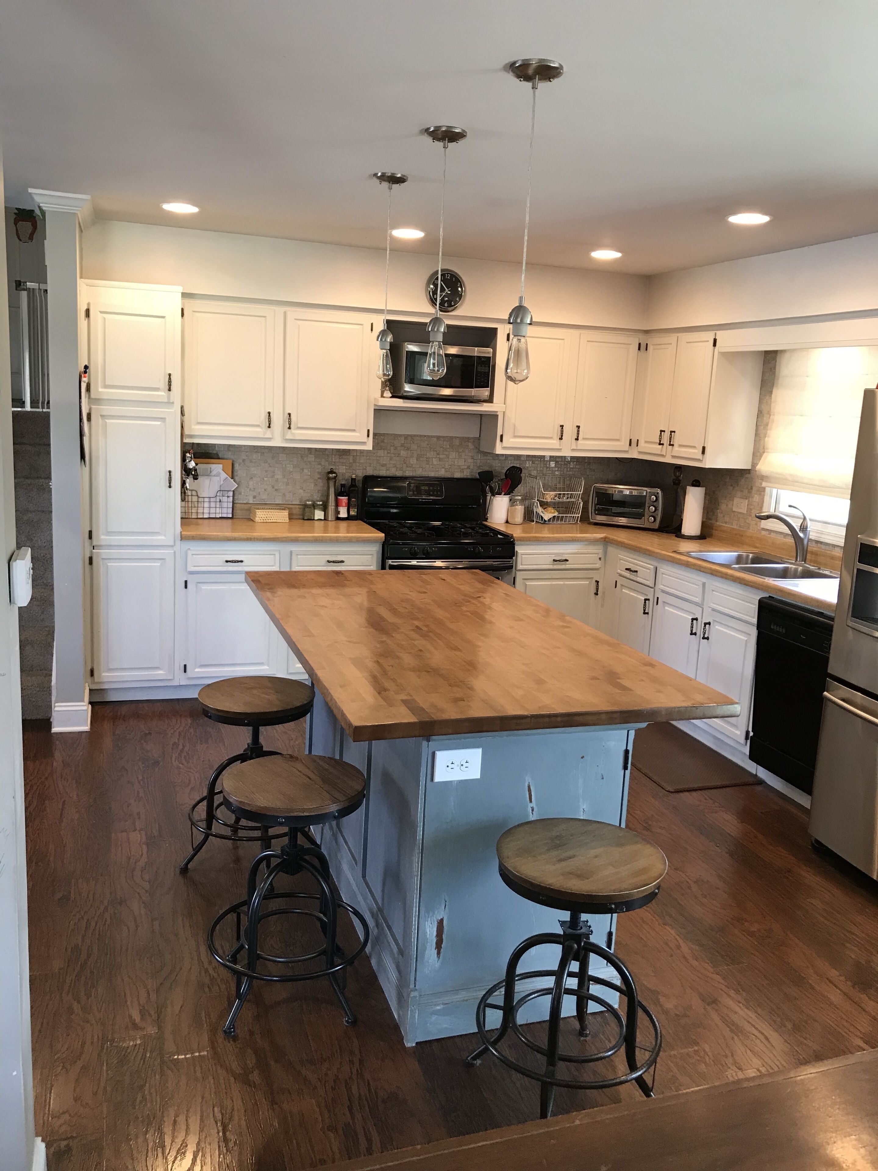 Adorable home near downtown Wheaton no up-charge for additional guests.