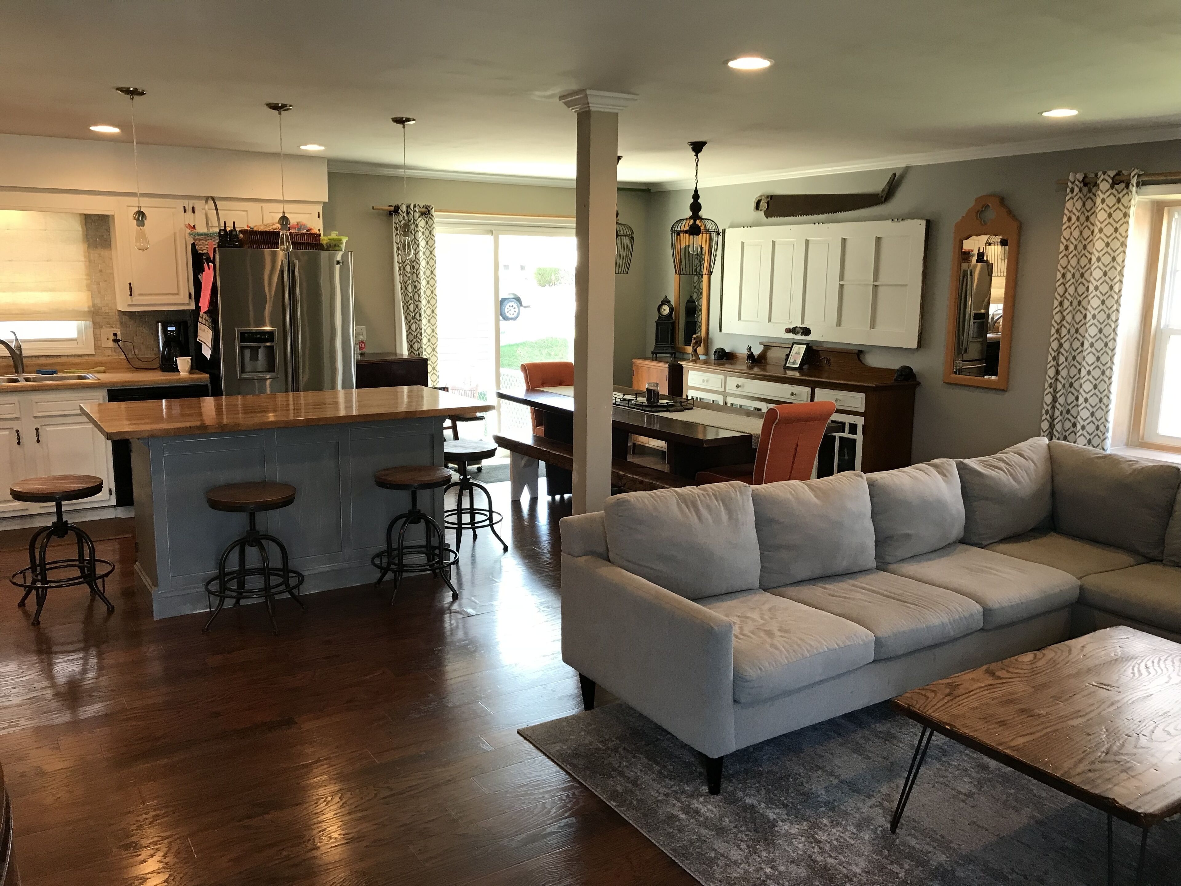 Adorable home near downtown Wheaton no up-charge for additional guests.