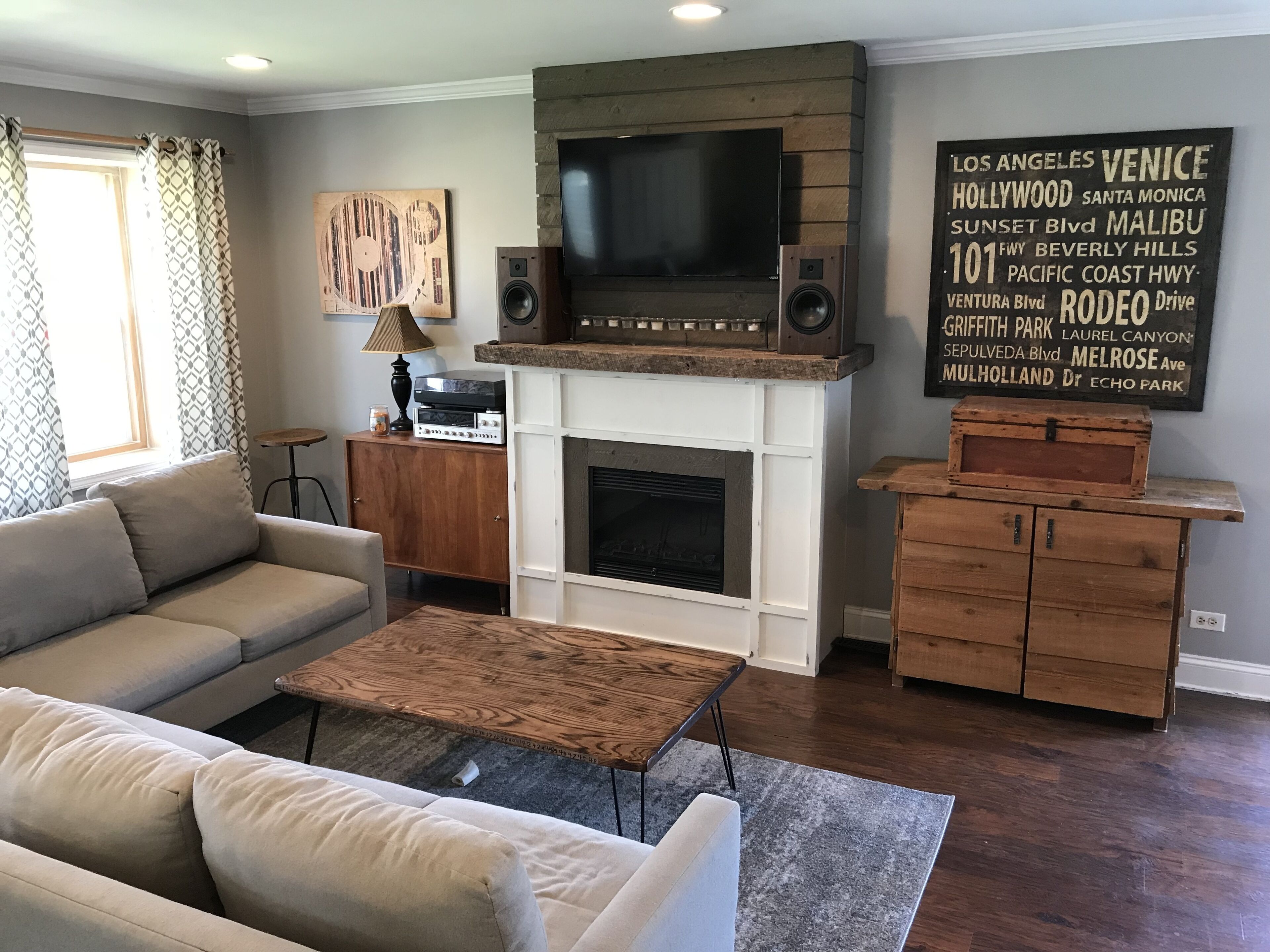 Adorable home near downtown Wheaton no up-charge for additional guests.