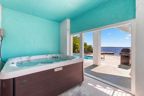 Family Retreat Ocean front pool