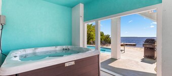 Family Retreat Ocean front pool