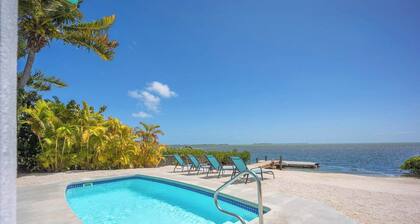 Frente al mar con muelle, piscina y jacuzzi