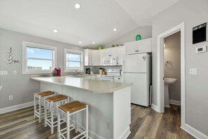 Fridge, microwave, oven, stovetop - Its all about the location location location!! (Kill Devil Hills)