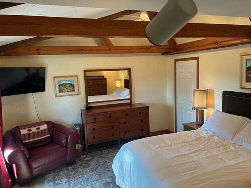 Tranquil Lakefront Retreat | Scenic Views, Private Shoreline & Relaxing Vibes