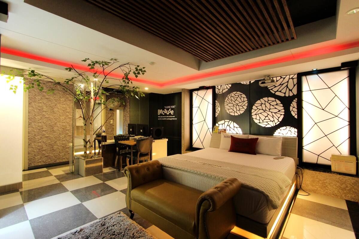 VIP | Blackout drapes, soundproofing, iron/ironing board (on request)
