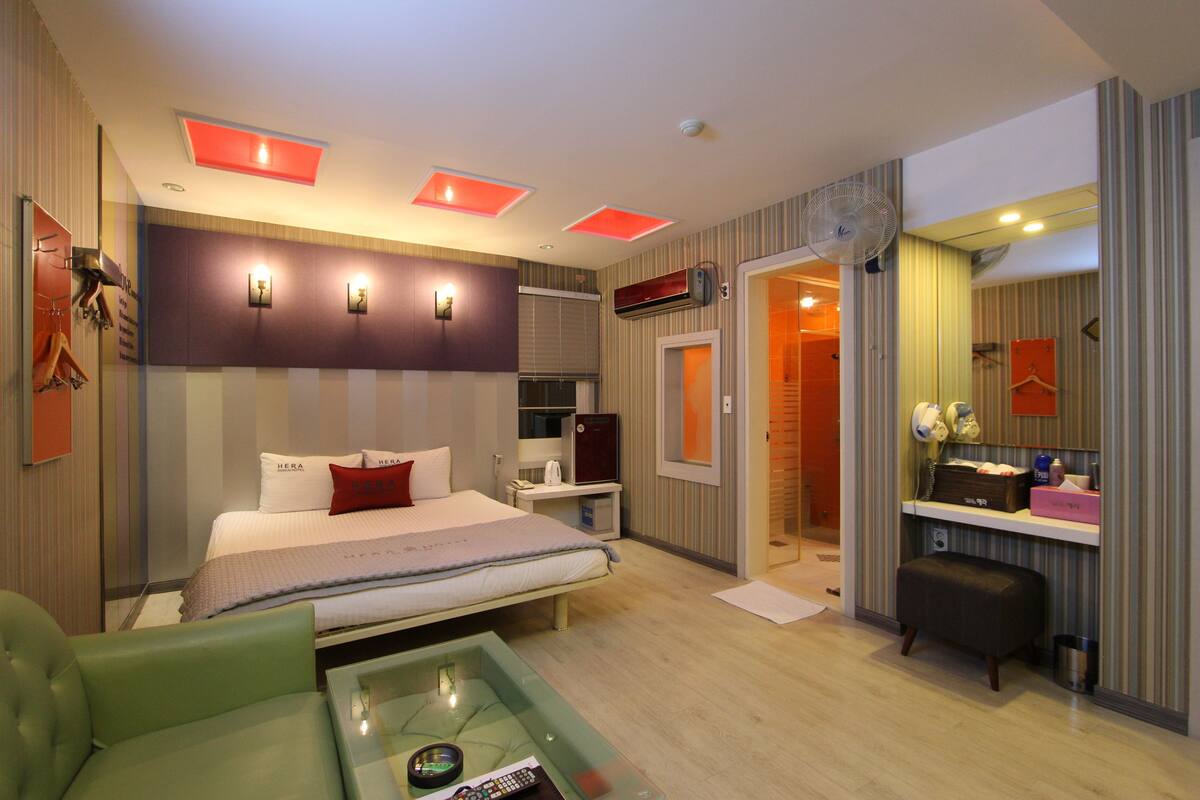 Premium Room | Blackout drapes, soundproofing, iron/ironing board (on request)