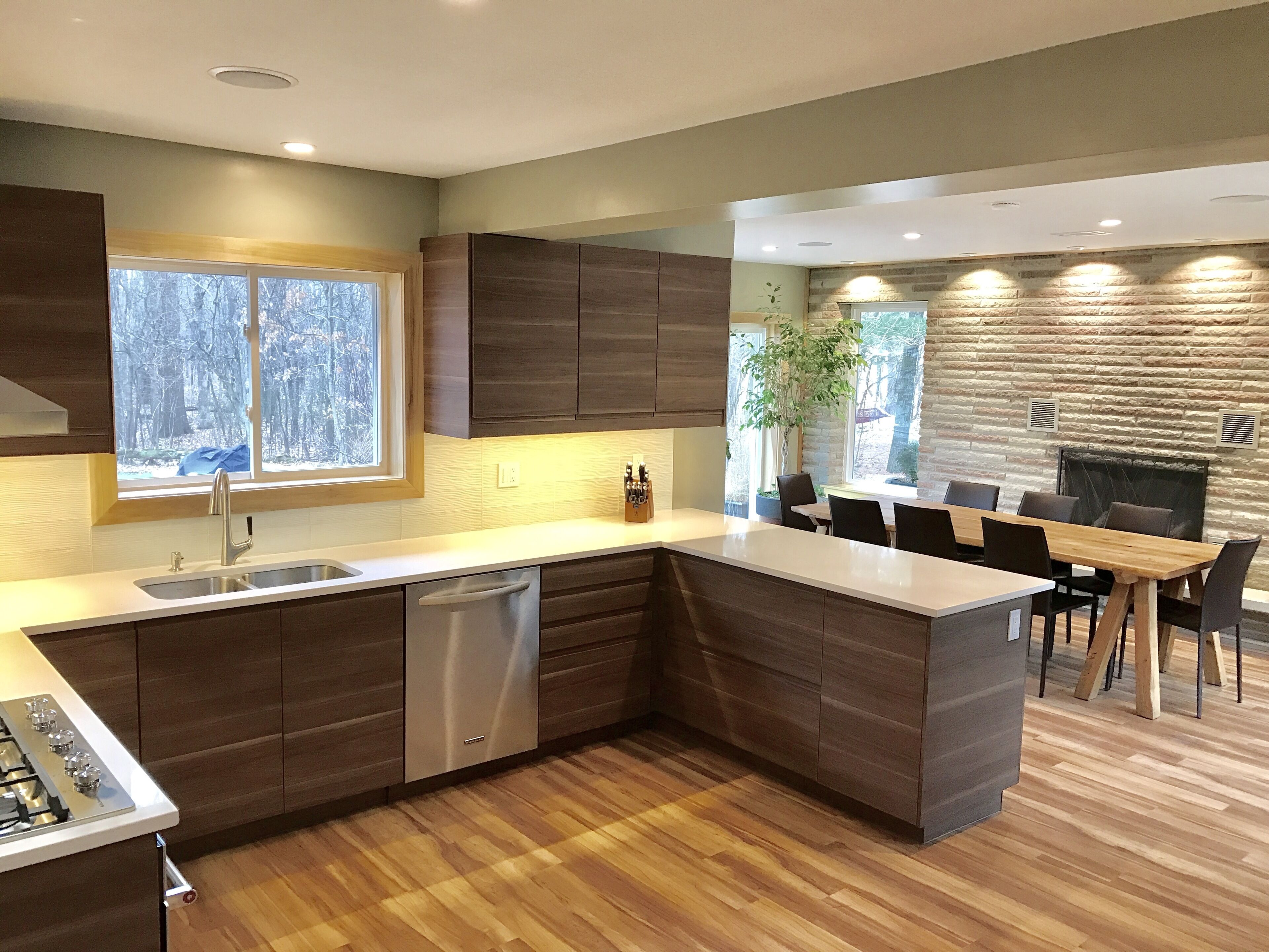 Stunning Home (Sleeps 16) Hot Tub, Firepit, Large Yard