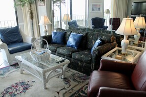 Smart TV, DVD player - Renovated Summit Awesome Direct Oceanfront 1st Floor Condo Book Now! Pool & Wifi (North Myrtle Beach)