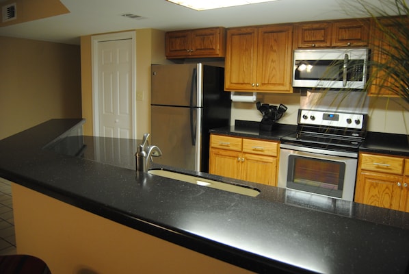 Frigorifero, microonde, forno, piano cottura