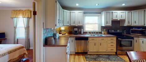 Coffee/tea maker, fridge, microwave, oven