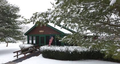 Luxury Lodge Hocking Hills with Hot Tub overlooking pond and breath taking views