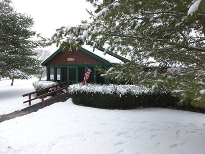 Luxury Lodge Hocking Hills with Hot Tub overlooking pond and breath taking views