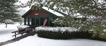 Luxury Lodge Hocking Hills with Hot Tub overlooking pond and breath taking views