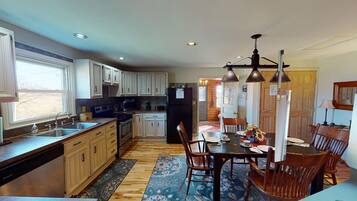 Køleskab, mikrobølgeovn, ovn, kogeplade