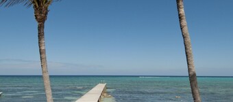 Impresionante 2BR condominio frente a la playa 