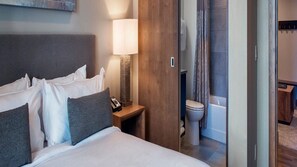 1 habitación, tabla de planchar con plancha, cuna de viaje y wifi